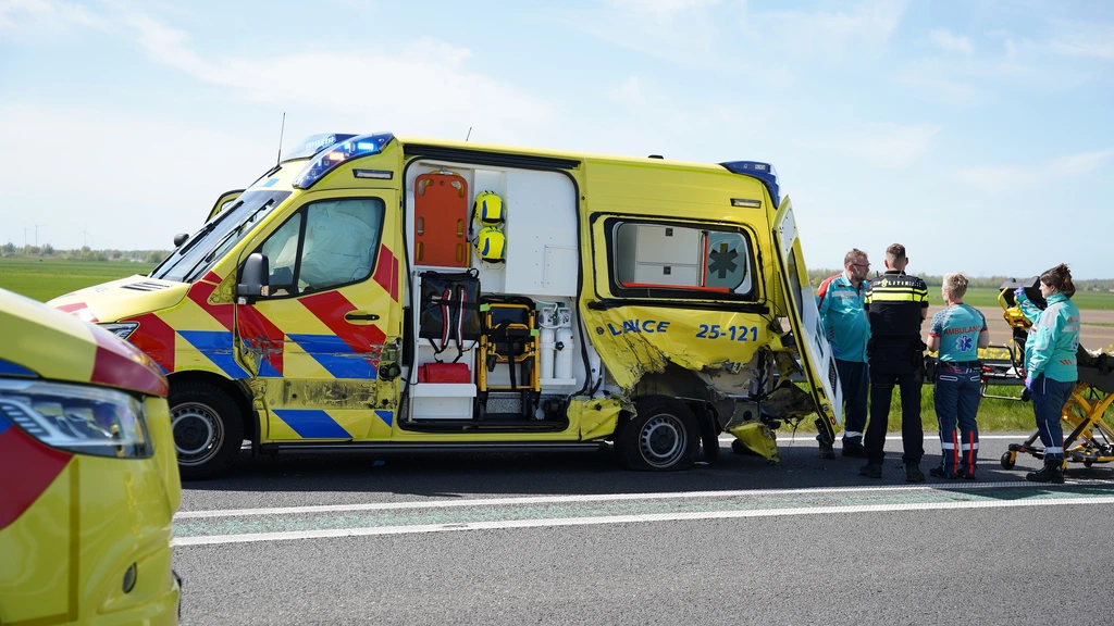 Foto: Botsing tussen ambulance met patiënt en auto met aanhanger op N50