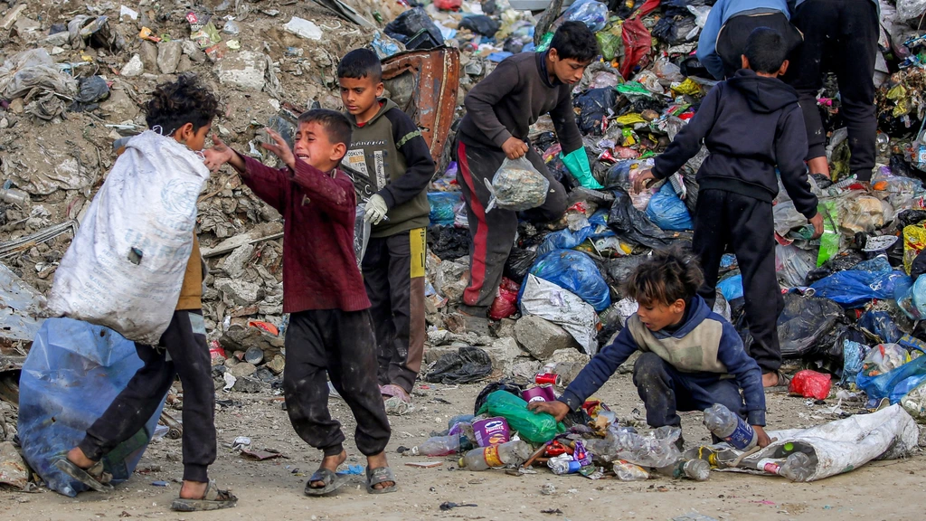 Foto: Milieucrisis in Gaza door grote bergen afval: 'Kinderen hebben huidziekten'