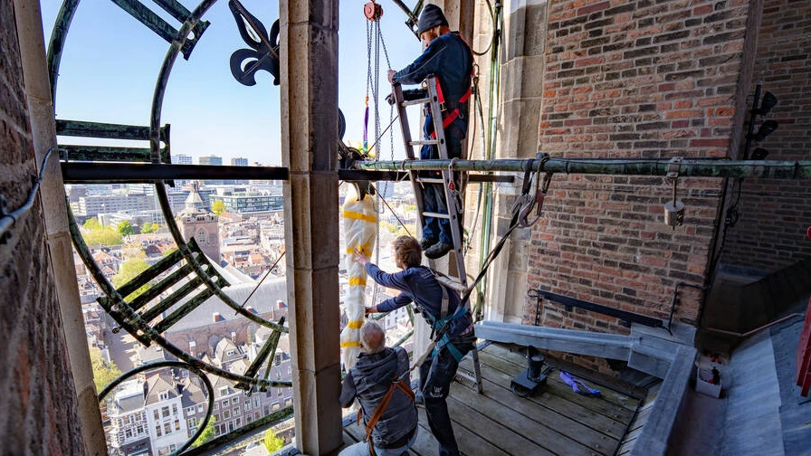 Foto: Minutenwijzer klok Domtoren teruggehangen na valpartij