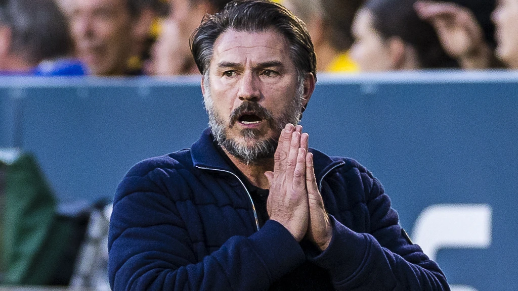 NAC-trainer Carl Hoefkens naar ziekenhuis na nederlaag tegen Ajax – Update na controle